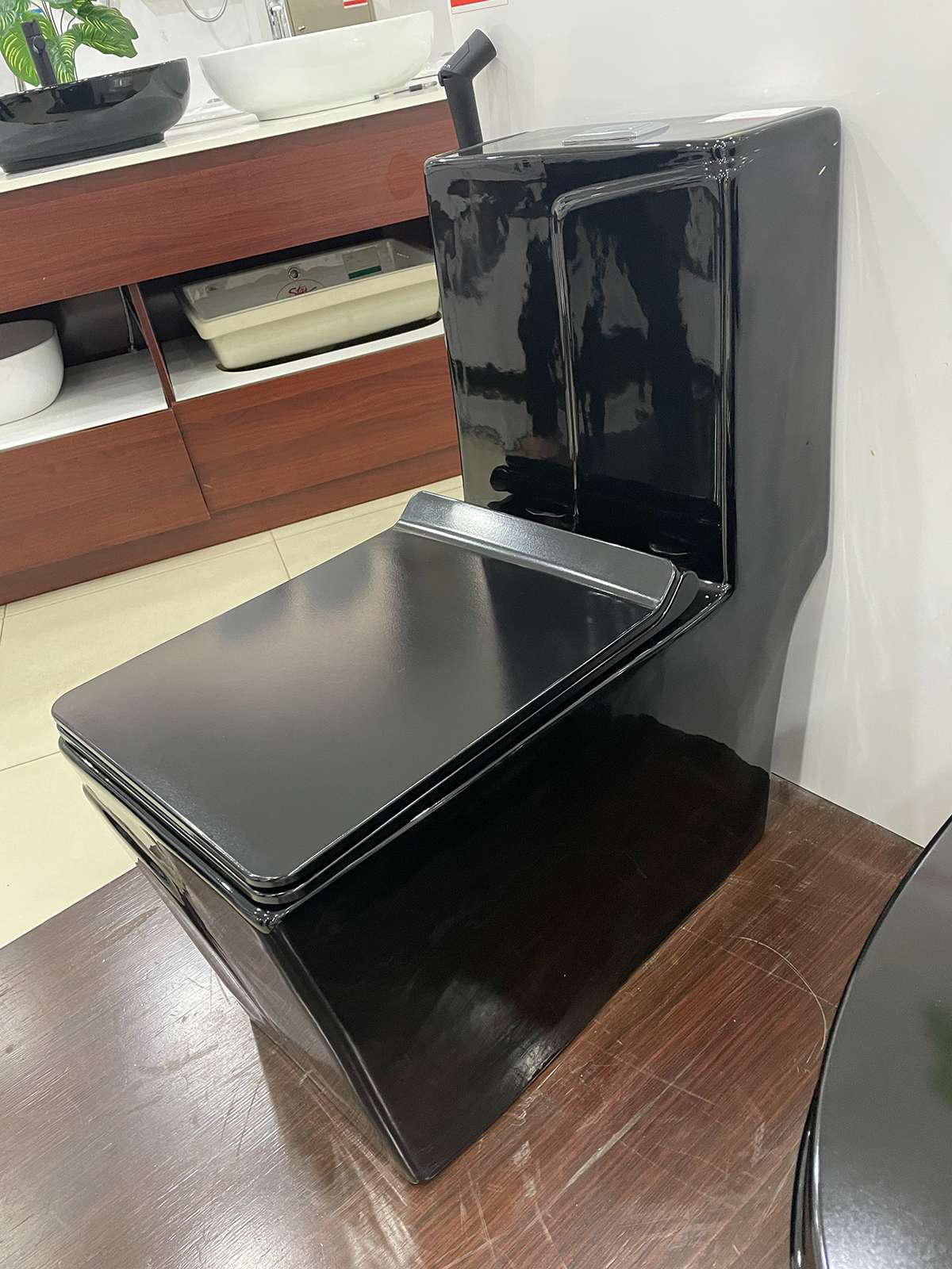 Bồn cầu 1 khối ATMOR AT295B màu đen nắp êm AT295B - 5