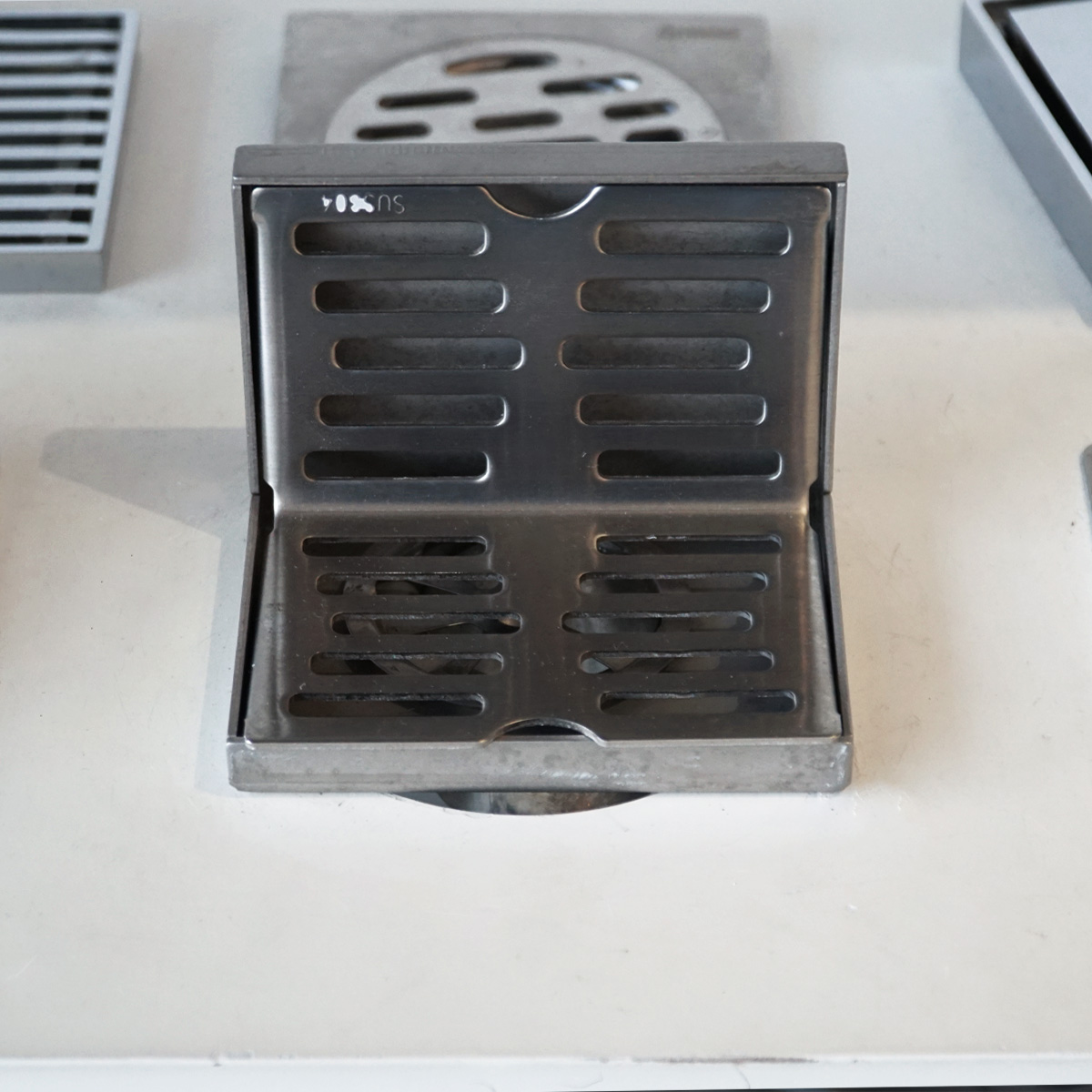 Phễu thoát sàn dạng góc xả ngang Ø60 ATMOR AH127-1 (AH1271) AH127-1 - 2