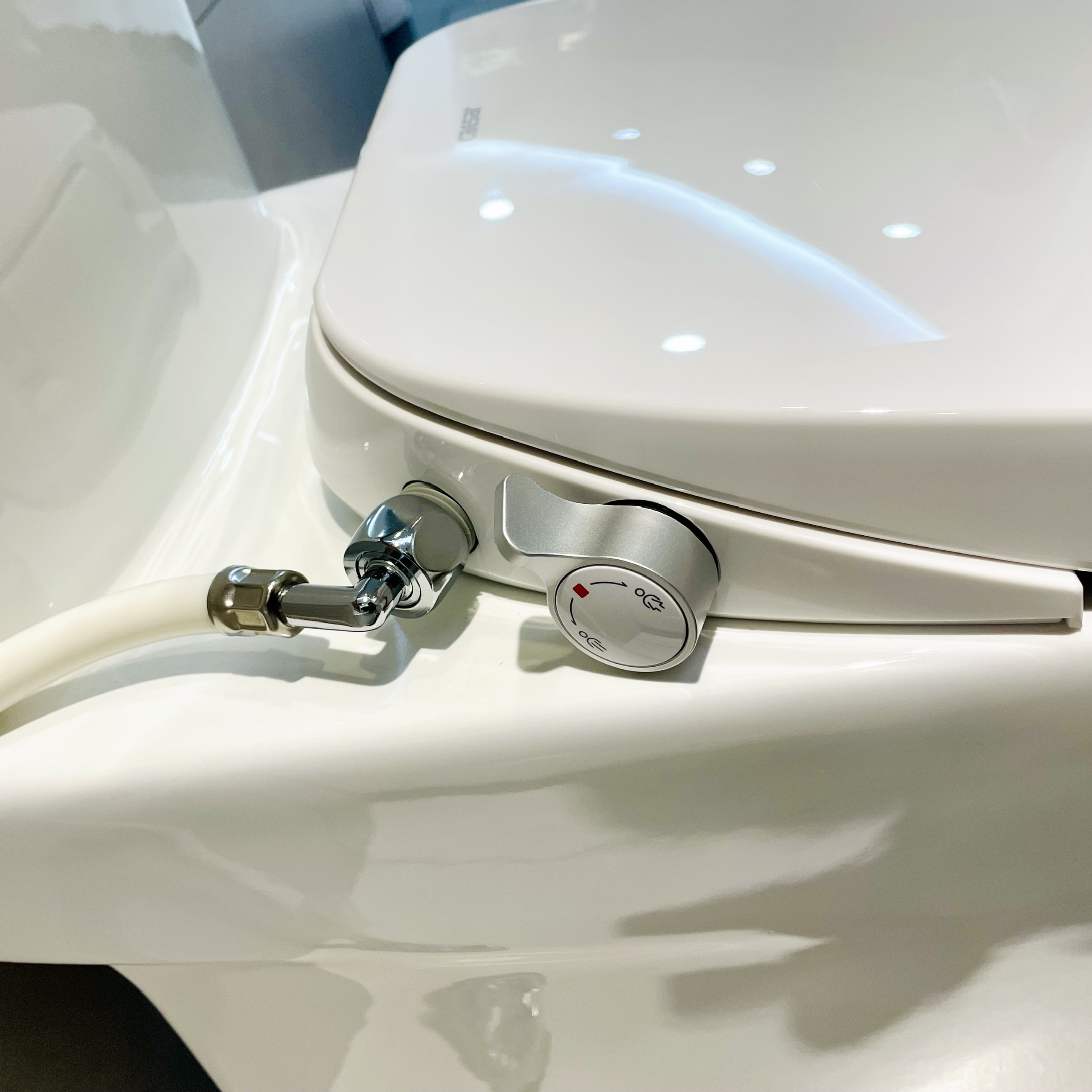 Nắp bồn cầu rửa cơ Caesar - 3