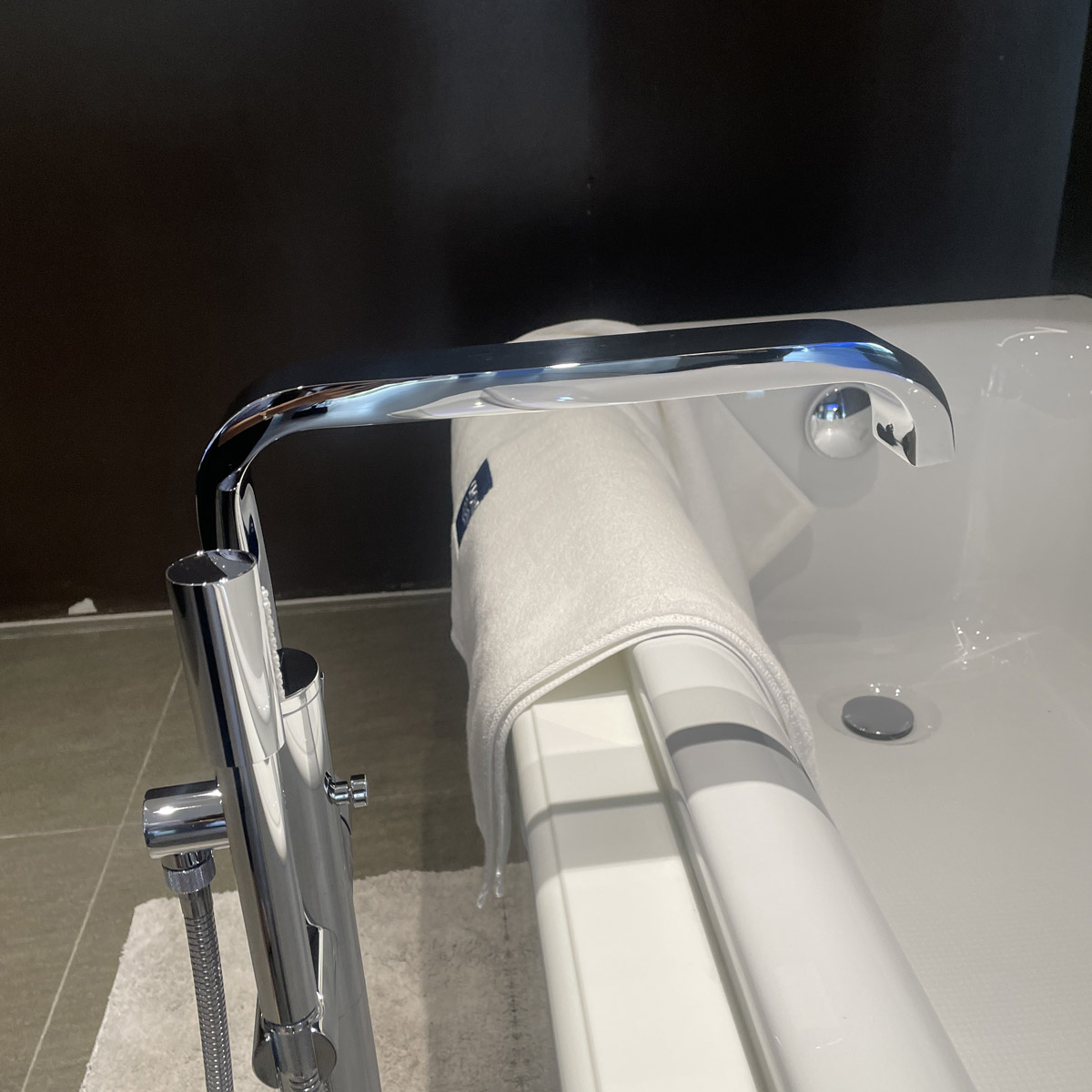Vòi bồn tắm nóng lạnh đặt sàn Allure Grohe 32754002 - 2