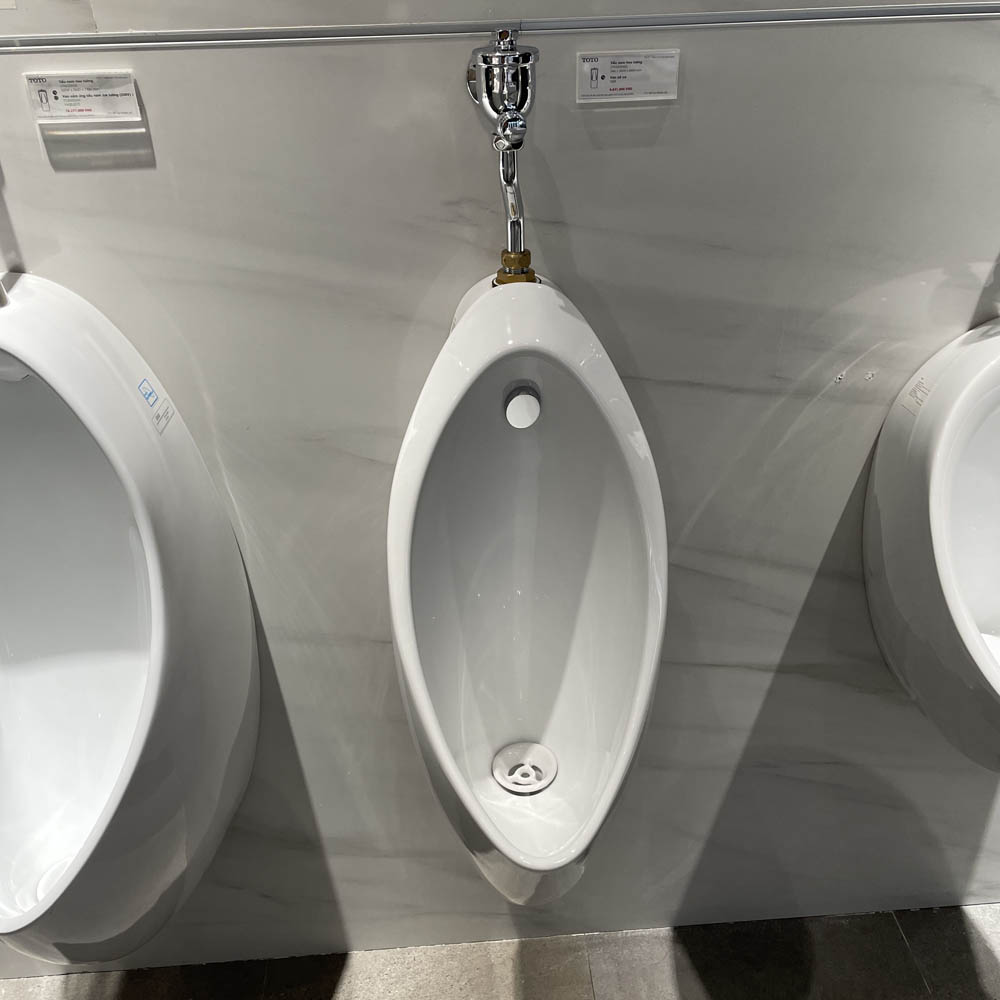 Bồn tiểu nam TOTO UT904N treo tường xả 2L đường cấp nước trên UT904N#W - 3
