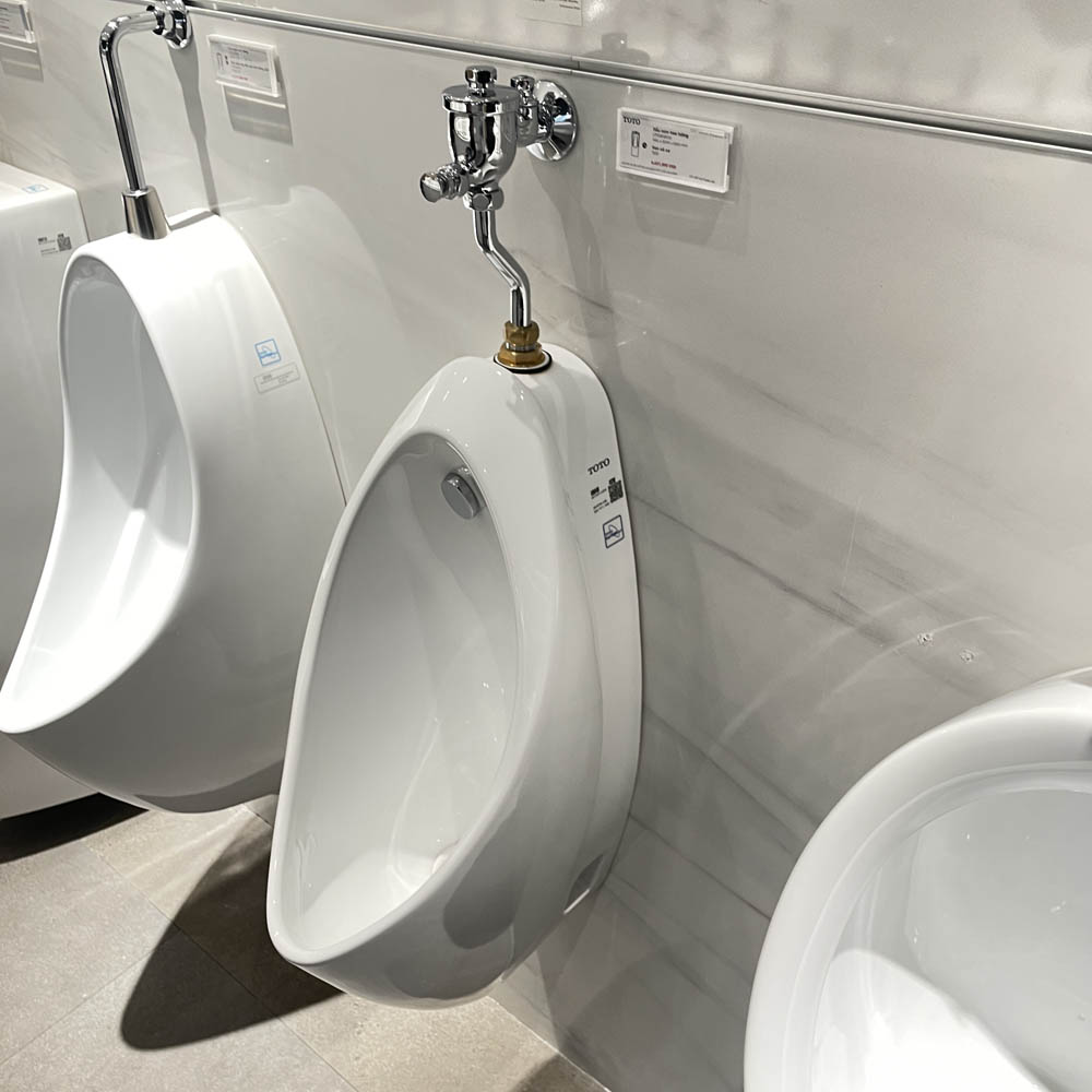 Bồn tiểu nam TOTO UT904N treo tường xả 2L đường cấp nước trên UT904N#W - 4
