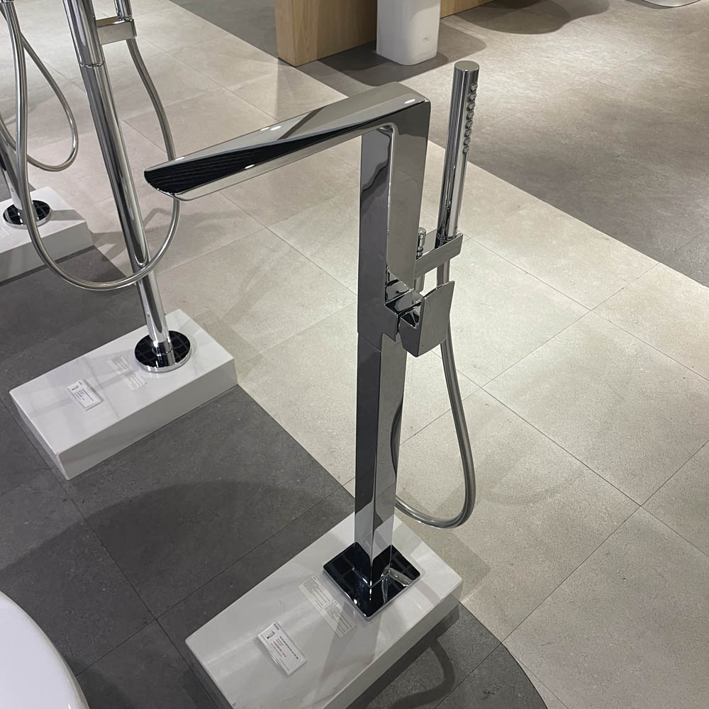 Vòi xả bồn tắm TOTO TBG02306BA kèm đế vòi TBN01105B - 4