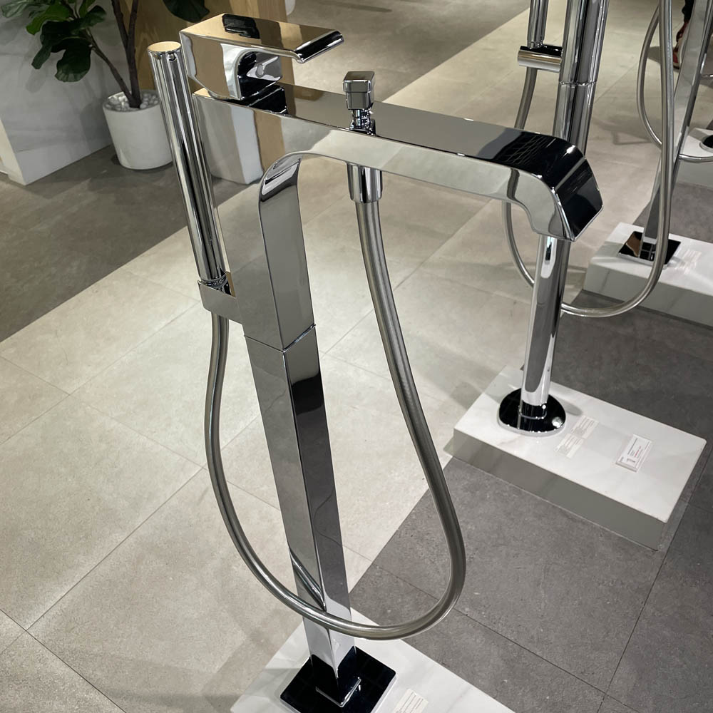 Vòi xả bồn tắm TOTO TBG08306AA kèm đế vòi TBN01105B - 3