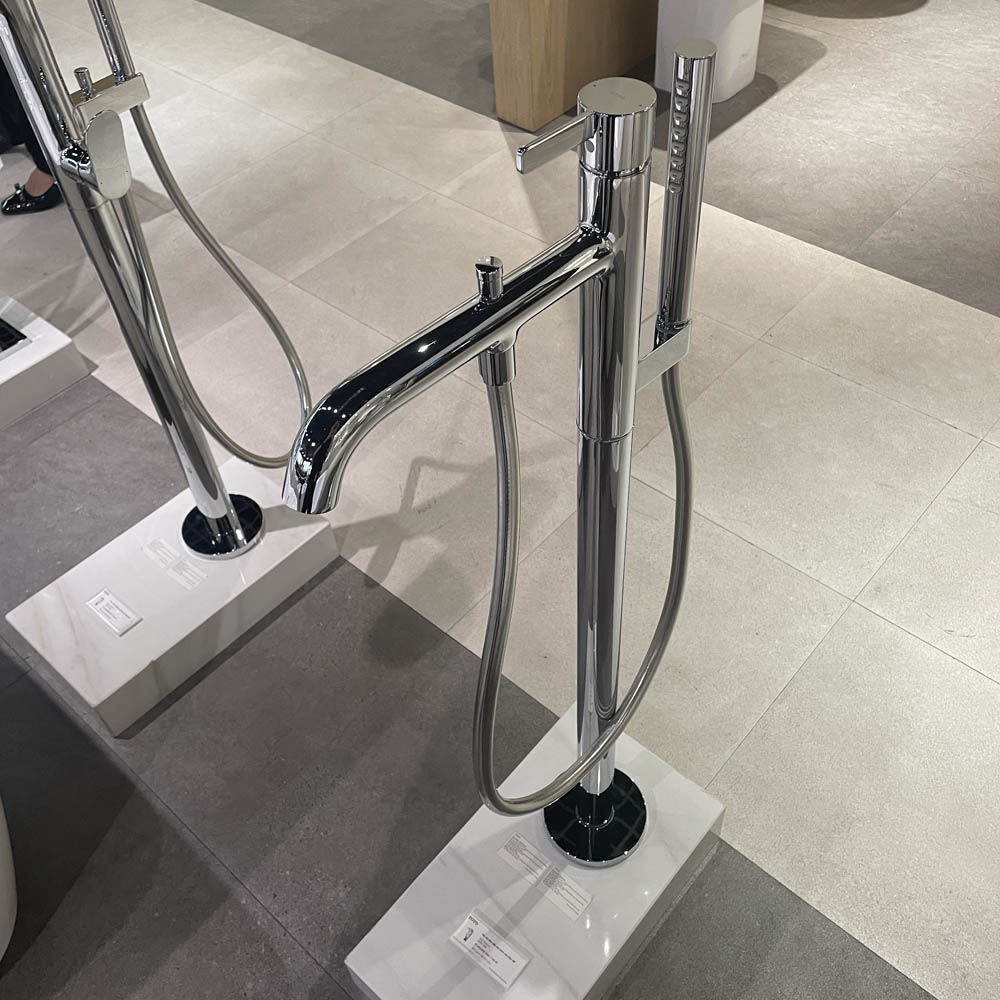 Vòi xả bồn tắm TOTO TBG11306AA kèm đế vòi TBN01105B - 4